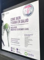 Colocación de vinilo en farmacia | ALUNARTE diseño y comunicación